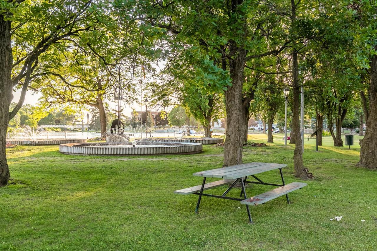 Luxury Rideau Apartments By Globalstay スミスス・フォールズ エクステリア 写真